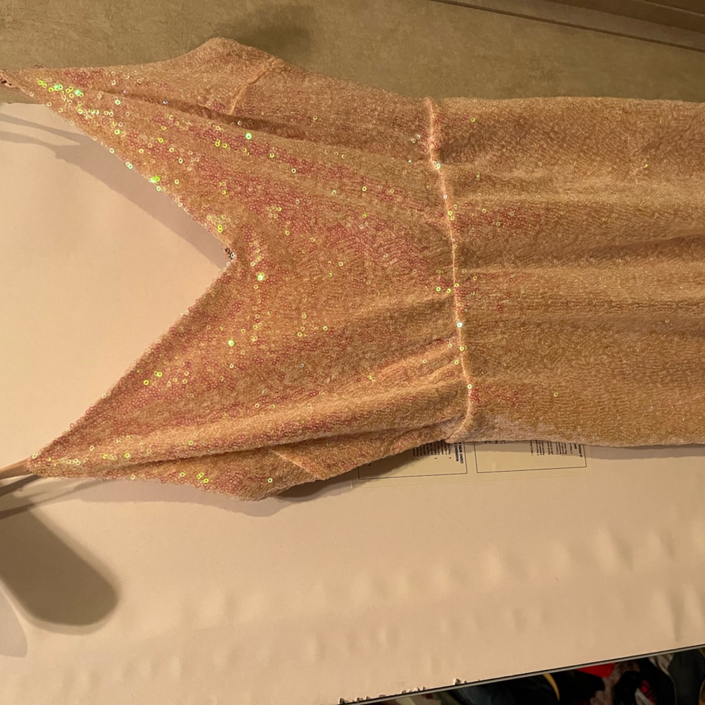 Size XS worn once need this gone because I am going to college. Will negotiate.